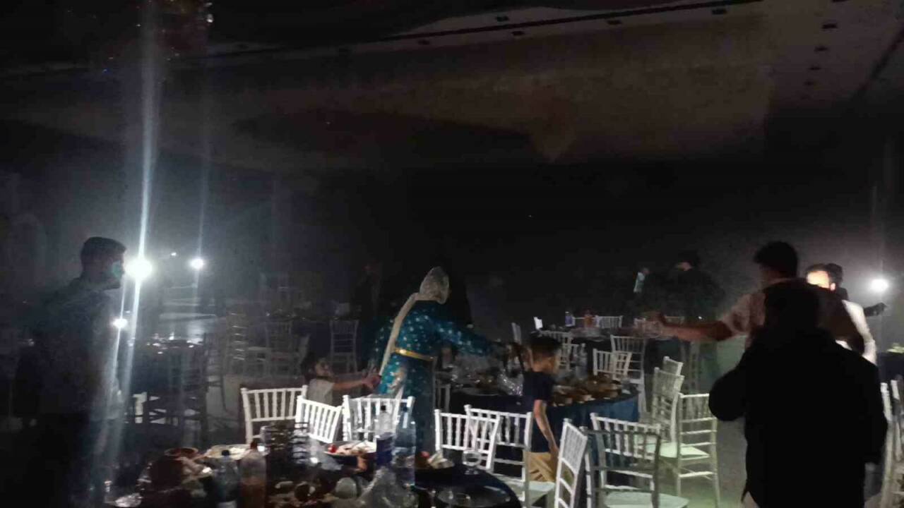 Şanlıurfa’da bir düğün salonunda davetlilerin bulunduğu sırada çıkan yangın korku