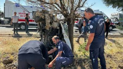 Adıyaman’da, düğün törenine giden ailenin içerisinde bulunduğu otomobilin başka bir