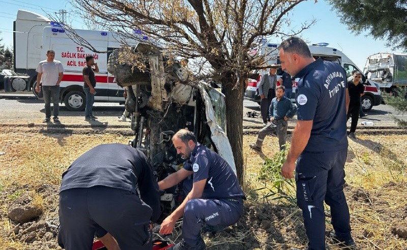 Adıyaman’da, düğün törenine giden ailenin içerisinde bulunduğu otomobilin başka bir