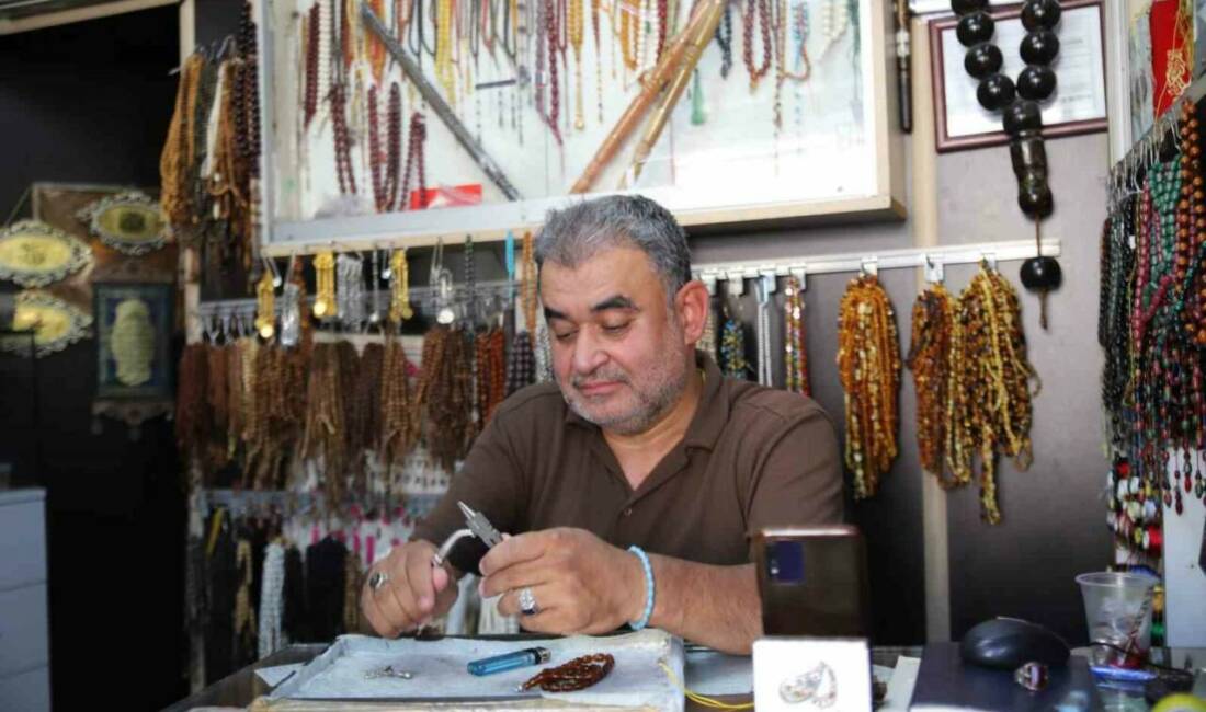 Engelini tespih yaparak unutuyor Gaziantep’te çocuk felci nedeniyle engel durumu oluşan 50 yaşındaki Fatih