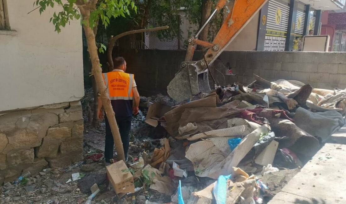 Siirt’te yoğun atık birikimi nedeniyle "çöp ev" olarak değerlendirilen iki