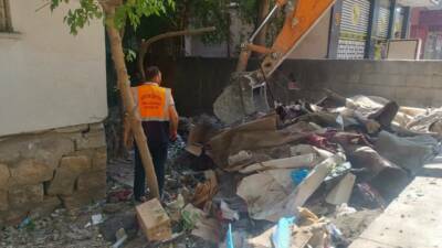 Siirt’te yoğun atık birikimi nedeniyle "çöp ev" olarak değerlendirilen iki