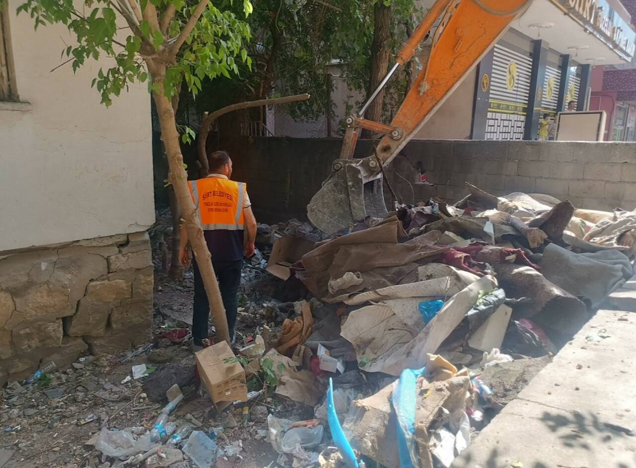Evden 2 kamyon çöp çıkarıldı