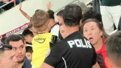 Gençlerbirliği karşılaşmasında Fenerbahçe forması giydiği için tepki gören küçük taraftar