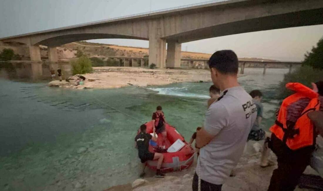 Adıyaman-Şanlıurfa il sınırında bulunan Fırat Nehri’nde su seviyesinin aniden yükselmesi