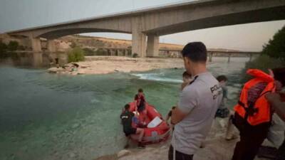 Adıyaman-Şanlıurfa il sınırında bulunan Fırat Nehri’nde su seviyesinin aniden yükselmesi