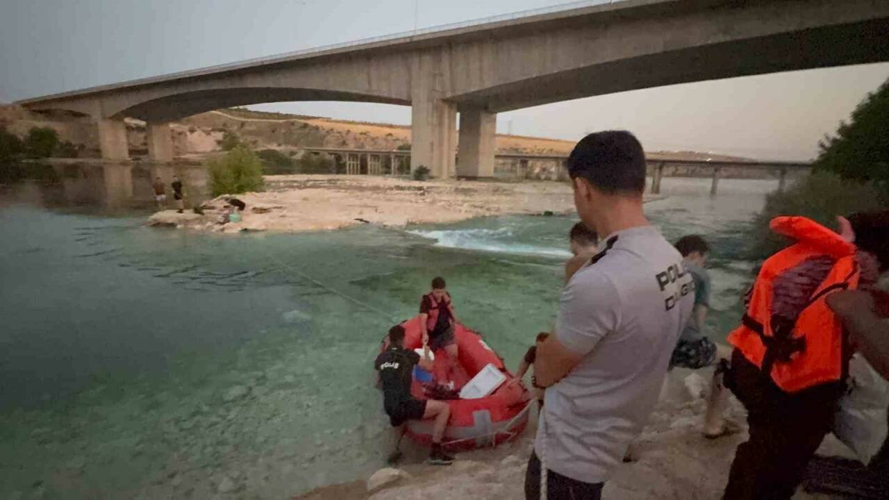 Fırat Nehri’nde su seviyesinin yükselmesi ile mahsur kalan 10 kişi kurtarıldı