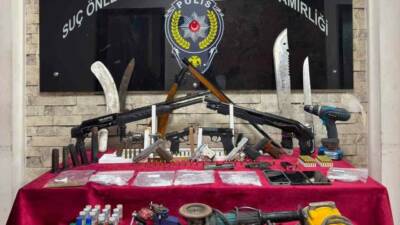 Gaziantep’te bir adreste yapılan aramalarda 10 adet ruhsatsız silah ile