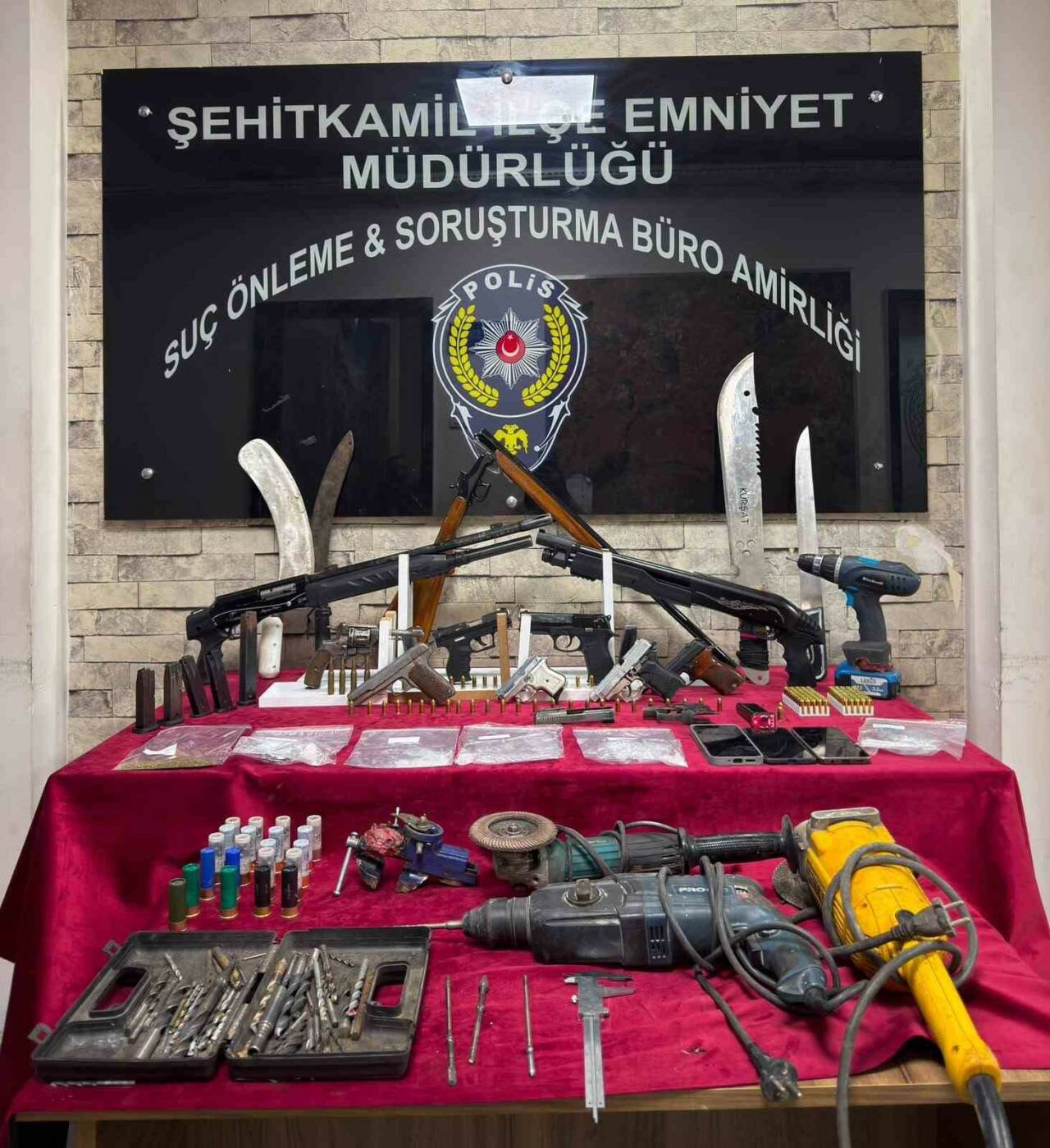 Gaziantep’te bir adreste yapılan aramalarda 10 adet ruhsatsız silah ile