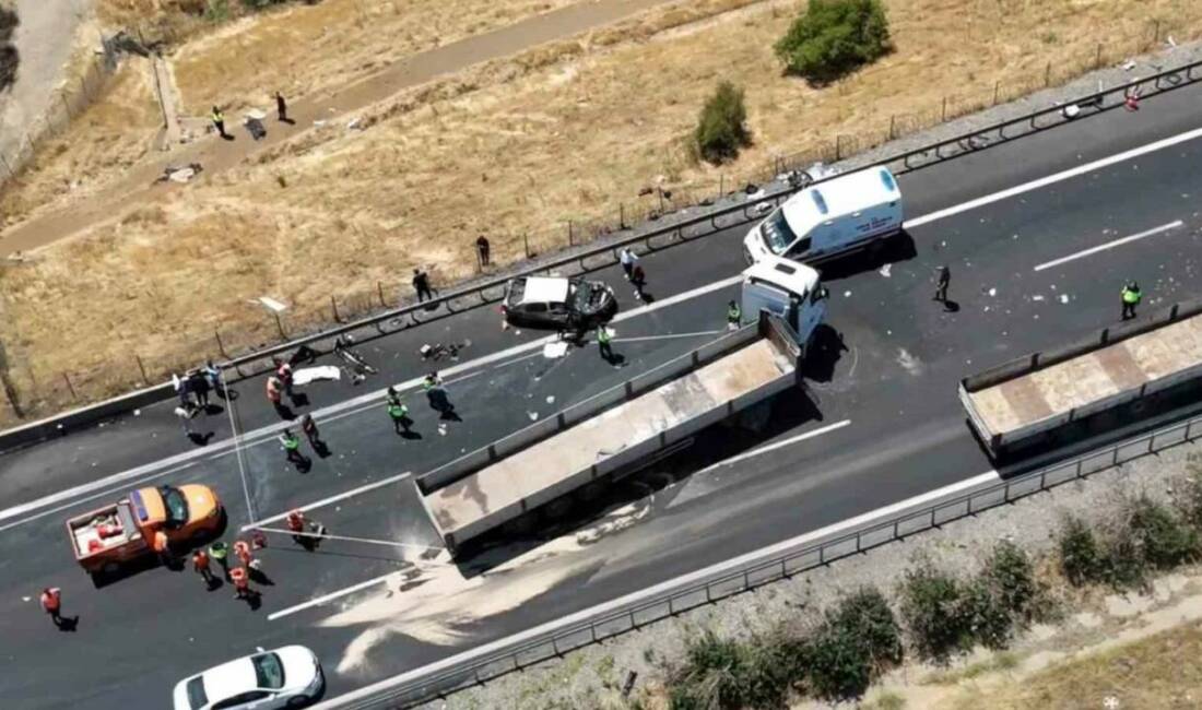 Gaziantep’in Nurdağı ilçesinde 4 aracın karıştığı, 2 kişinin hayatını kaybedip
