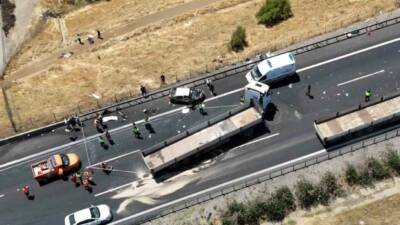 Gaziantep’in Nurdağı ilçesinde 4 aracın karıştığı, 2 kişinin hayatını kaybedip