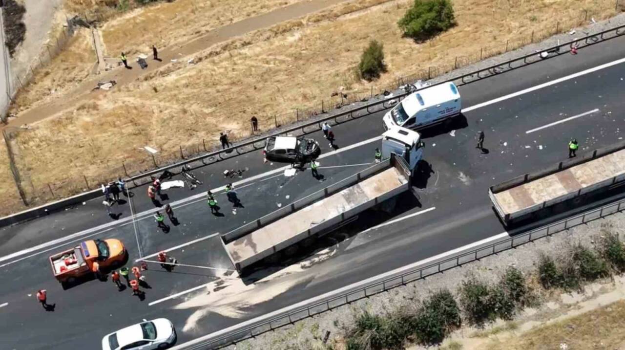 Gaziantep’in Nurdağı ilçesinde 4 aracın karıştığı, 2 kişinin hayatını kaybedip