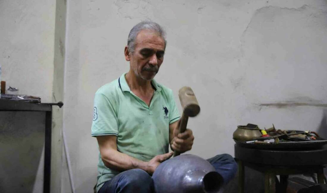 Gaziantep’te Bakırcılar Çarşısı’nda 57 yıldır bakır işçiliği yapan Bilal Koçyiğit,