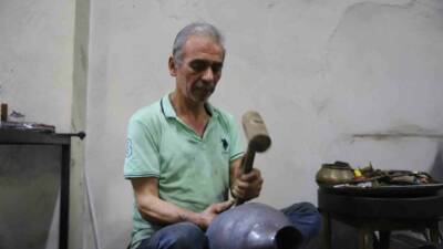 Gaziantep’te Bakırcılar Çarşısı’nda 57 yıldır bakır işçiliği yapan Bilal Koçyiğit,