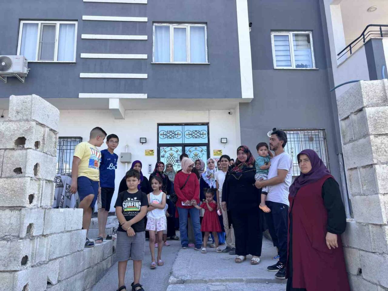 Gaziantep'te yaşayan apartman sakinleri, 6 yıl önce temeli atılan binada