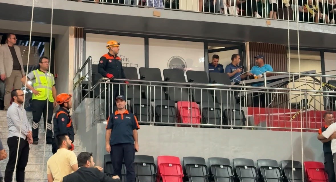 Gaziantep’te iki tribün arasındaki ahşap dekorasyon düştü: 7 yaralı
