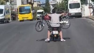 Gaziantep’te kimliği belirsiz 2 şahıs, motosiklet üzerinde motosiklet taşıdı. Trafikte