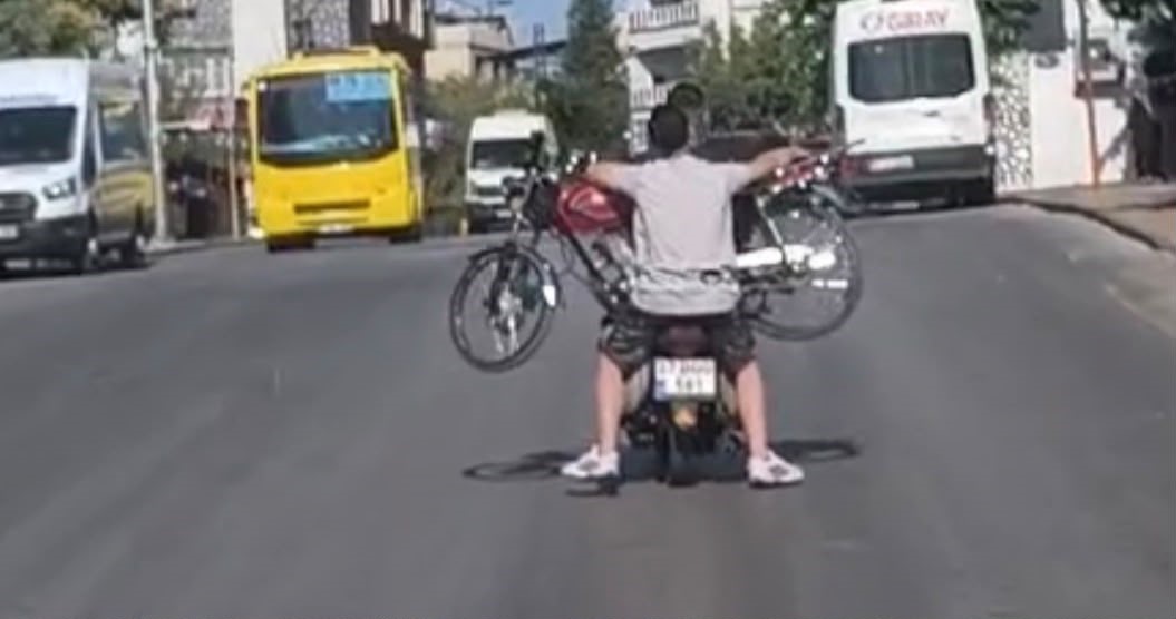 Gaziantep’te kimliği belirsiz 2 şahıs, motosiklet üzerinde motosiklet taşıdı. Trafikte