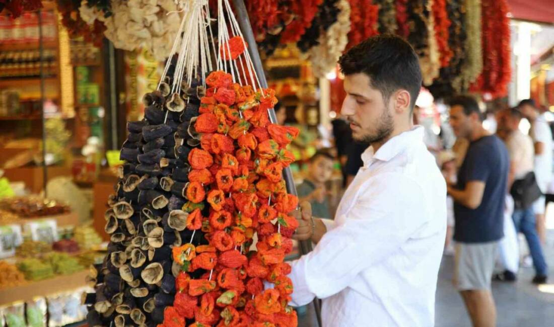 Gaziantep’te yaz mevsiminin gelmesiyle birlikte kentin geleneksel lezzetlerinden olan kurutmalık