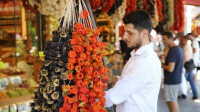Gaziantep’te yaz mevsiminin gelmesiyle birlikte kentin geleneksel lezzetlerinden olan kurutmalık