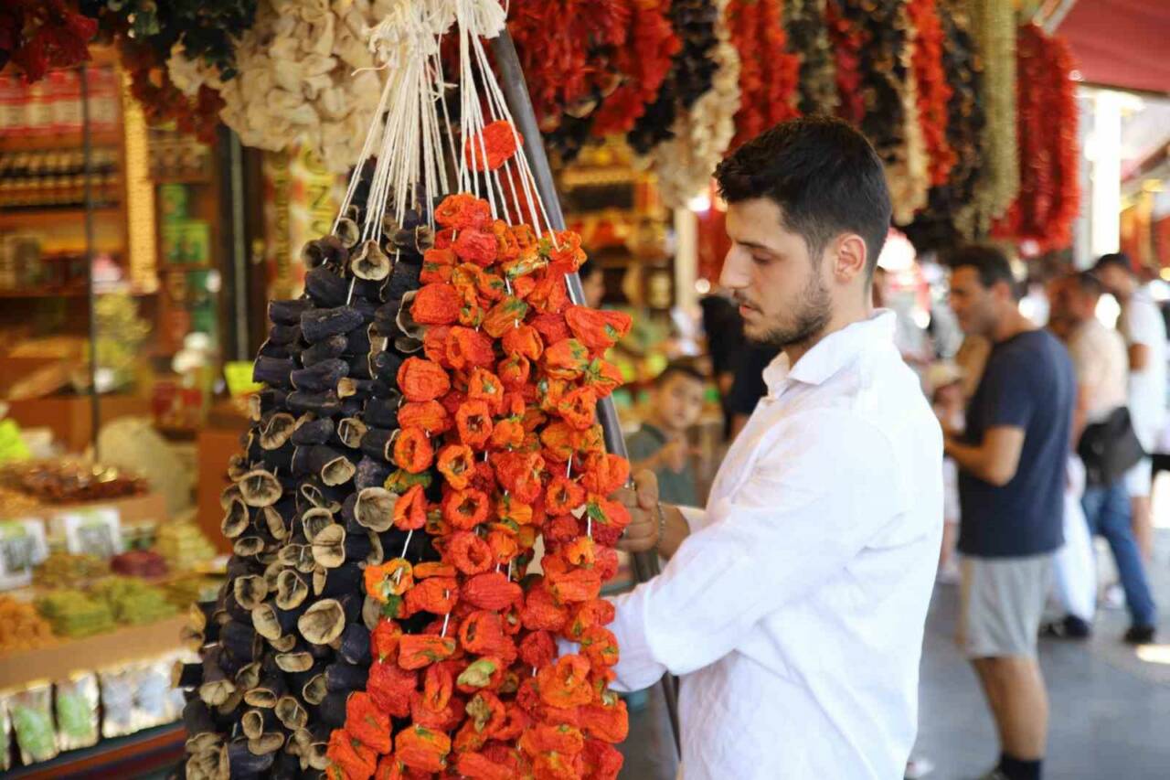 Gaziantep’te yaz mevsiminin gelmesiyle birlikte kentin geleneksel lezzetlerinden olan kurutmalık