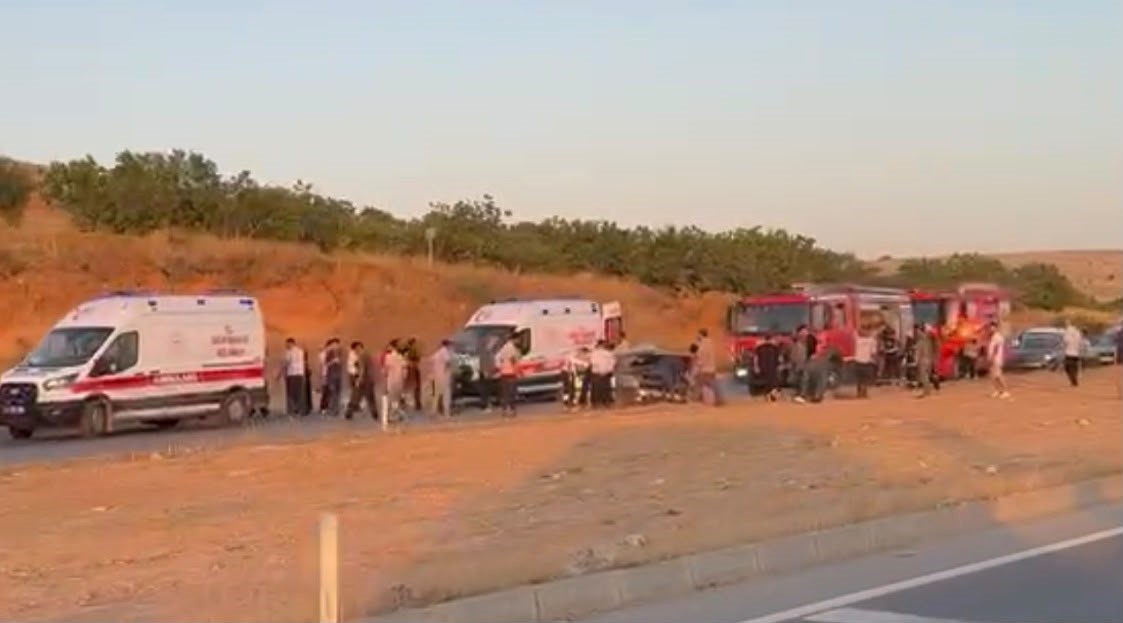 Gaziantep’te sabah erken saatlerde 2 otomobilin çarpışması sonucu 3 kişi