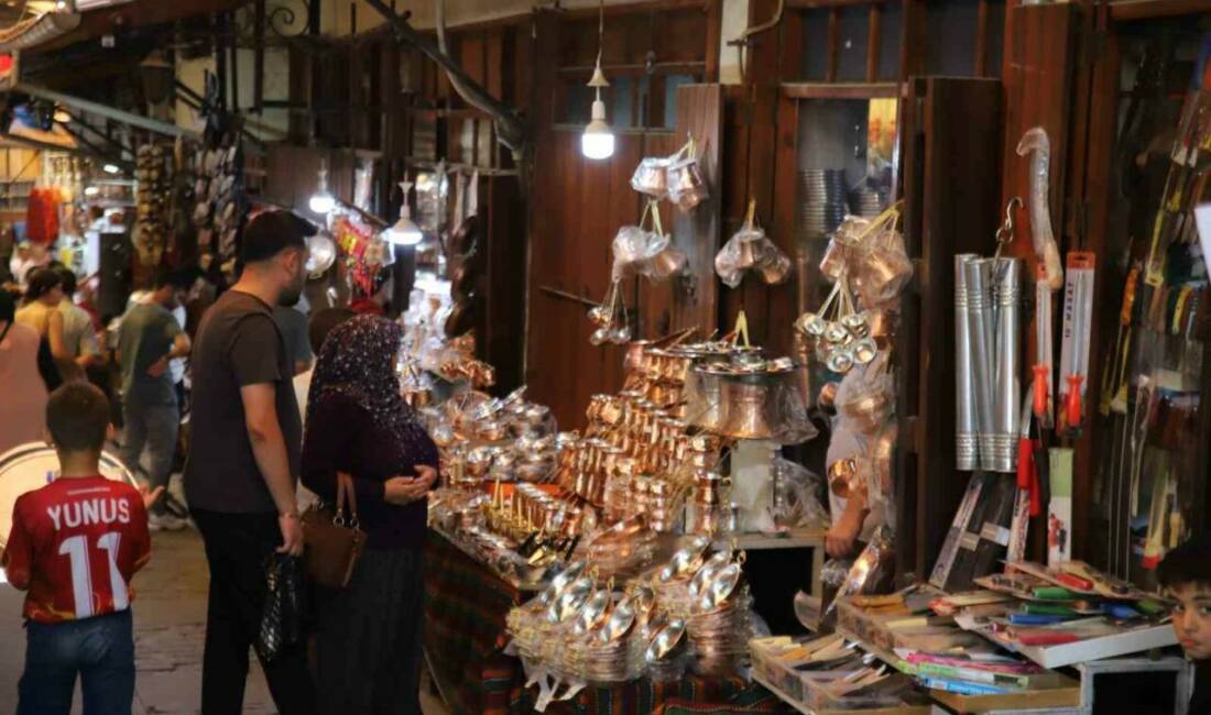 Gaziantep'te Bakırcılar Çarşısı, yüksek hava sıcaklıklarına rağmen yerli ve yabancı