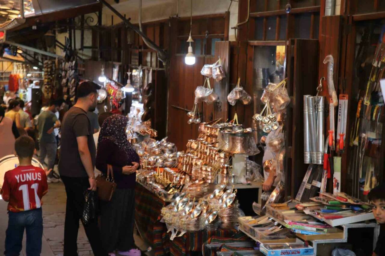 Gaziantep’te sıcak havaya rağmen Bakırcılar Çarşısı’nda yoğunluk