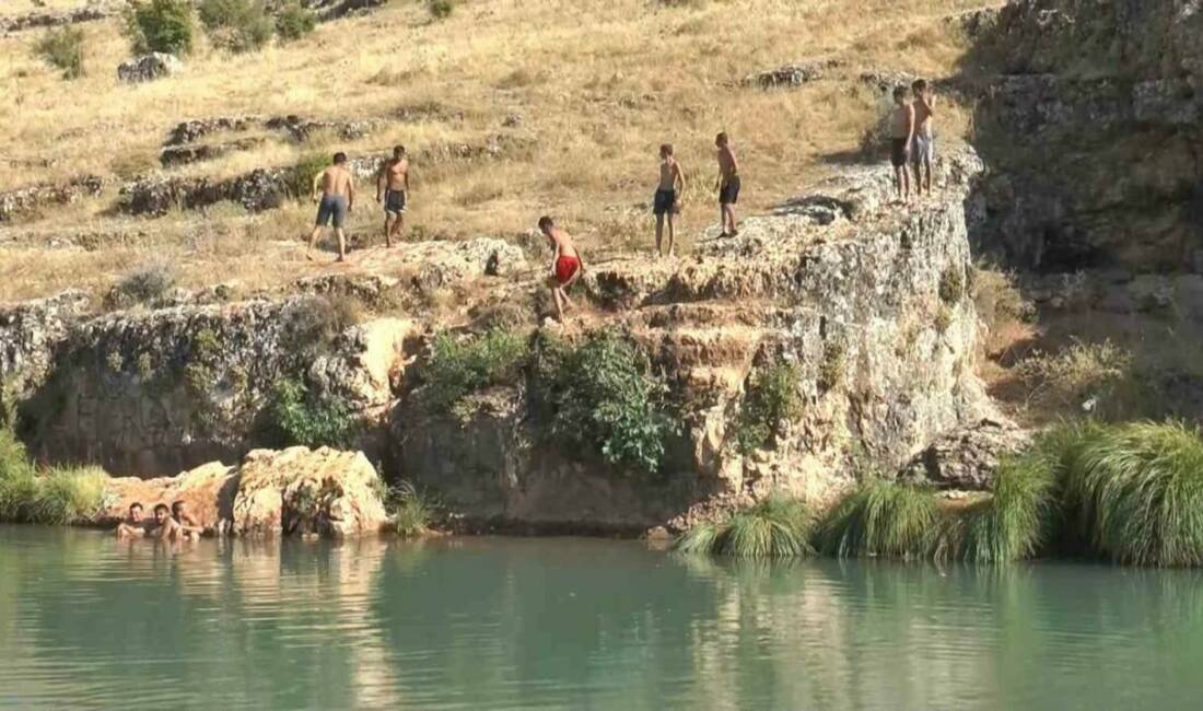 Gaziantep’in Araban ilçesinde etkisini artıran kavurucu sıcaklar nedeniyle vatandaşlar serinlemek