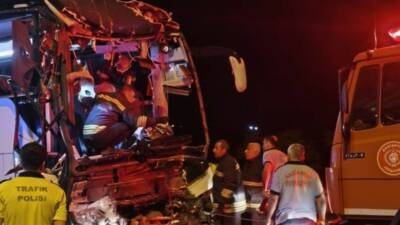 Gaziantep’te yolcu otobüsünün tırla çarpışması sonucu meydana gelen kazada 2