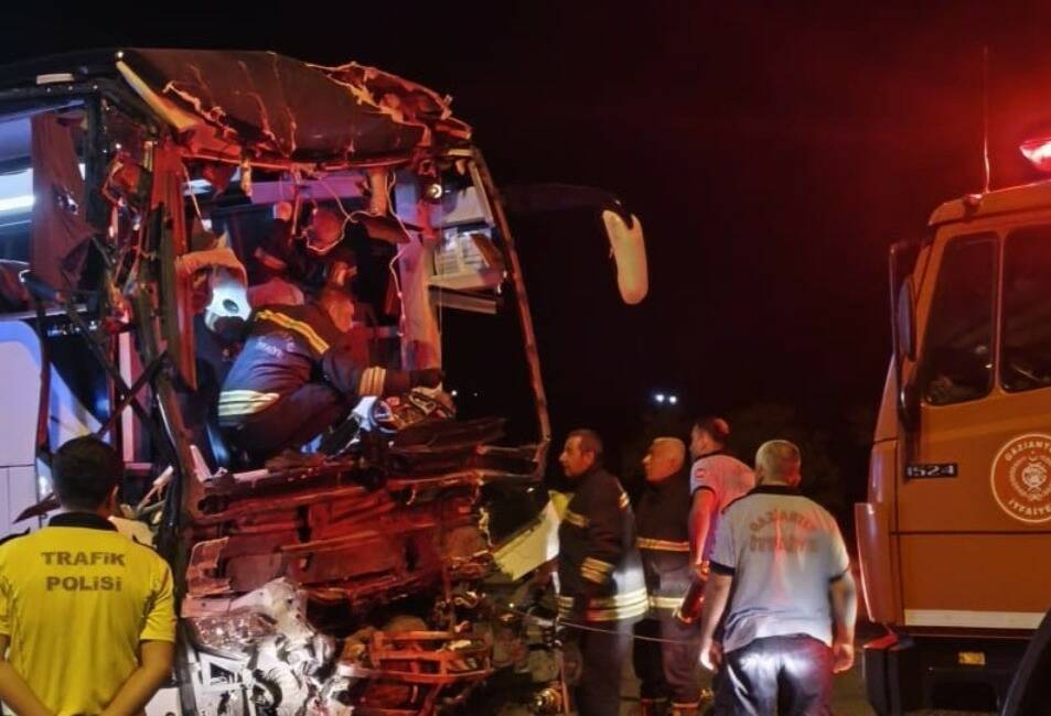 Gaziantep’te yolcu otobüsünün tırla çarpışması sonucu meydana gelen kazada 2