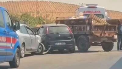 Gaziantep’te 2 otomobil ile 1 traktörün karıştığı zincirleme trafik kazasında