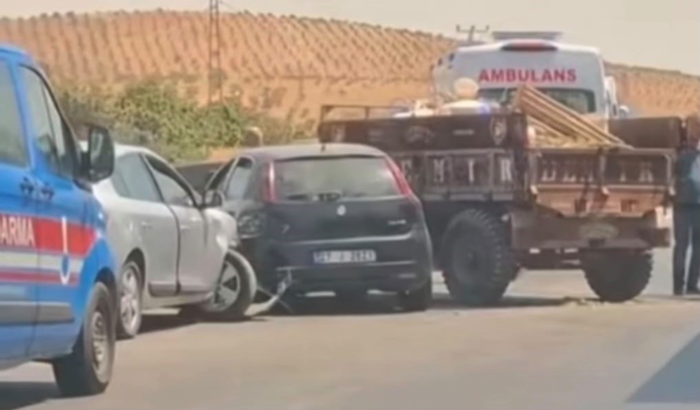 Gaziantep’te zincirleme kaza: 2 yaralı Gaziantep’te 2 otomobil ile 1 traktörün karıştığı zincirleme trafik kazasında