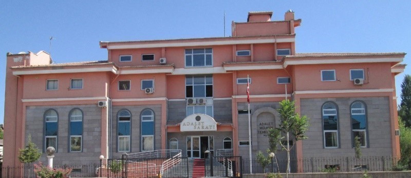 Gölbaşı’nda çeşitli suçlardan aranan kadın şahıs yakalandı Adıyaman’ın Gölbaşı ilçesinde çeşitli suçlardan aranan kadın şahıs yakalanarak tutuklandı.