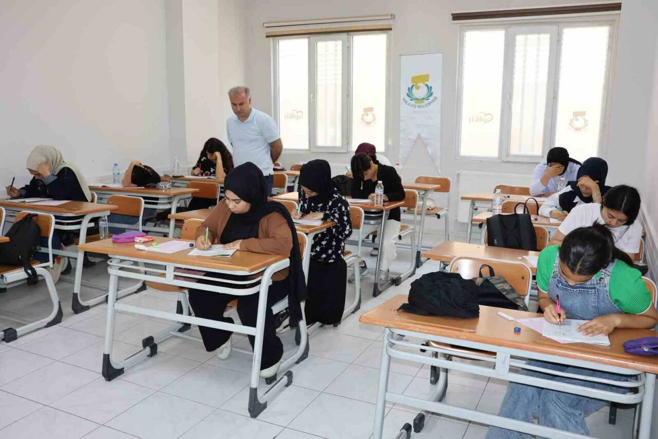 Haliliye Belediyesi’nin gençlerin eğitim hayatına yönelik sürdürdüğü destekler, üniversite sınav