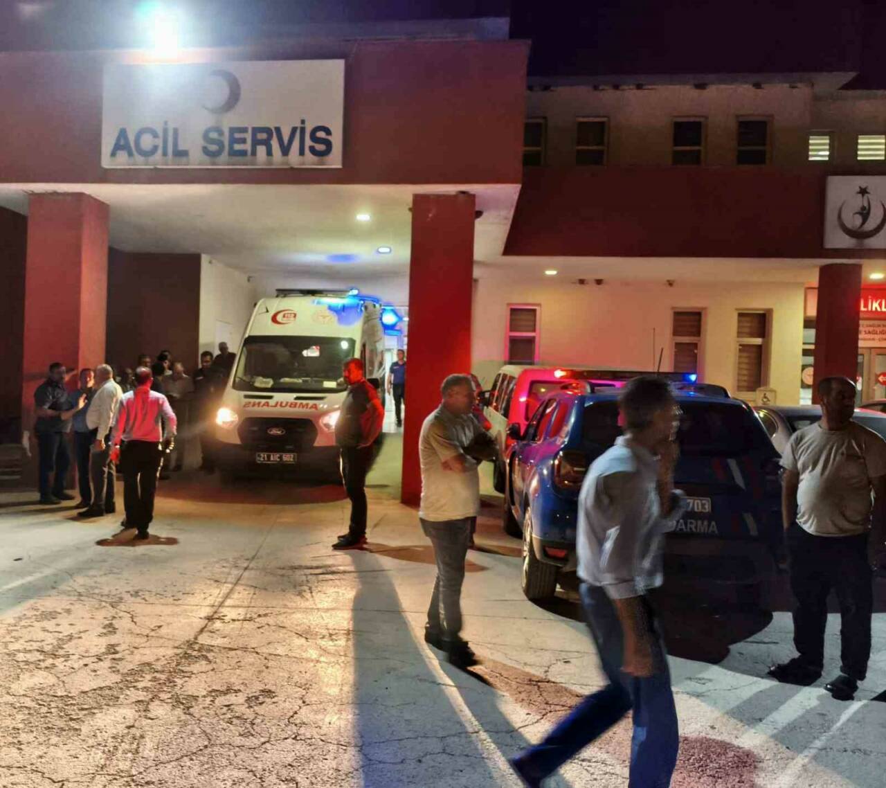 Diyarbakır’ın Çüngüş ilçesinde huysuzlaşan inek, sahibini boynuzlayarak ağır yaraladı.