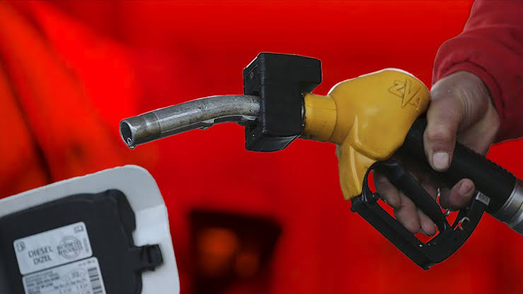 Motorine Tek Seferde Dev İndirim Geliyor: Tarih ve Tutar Belli Oldu Akaryakıt fiyatlarında araç sahiplerini sevindirecek bir gelişme yaşandı. Sektör kaynaklarından