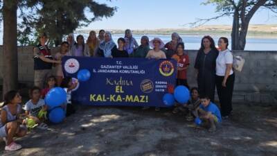 Gaziantep’te jandarma ekipleri, halk eğitim merkezinde kursa katılan kadınlara Kadın