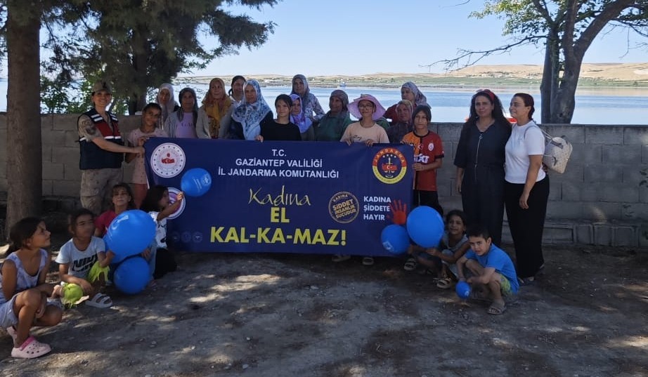 Jandarma ekipleri KADES uygulamasını tanıttı Gaziantep’te jandarma ekipleri, halk eğitim merkezinde kursa katılan kadınlara Kadın