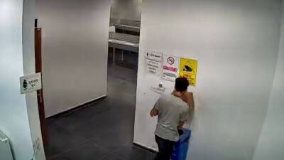Adıyaman’da, kadınlar tuvaletine girerek burada bulunan WC para kutusunu söken
