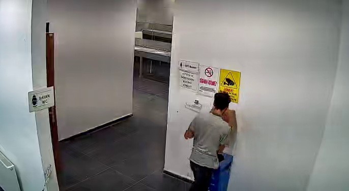 Adıyaman’da, kadınlar tuvaletine girerek burada bulunan WC para kutusunu söken