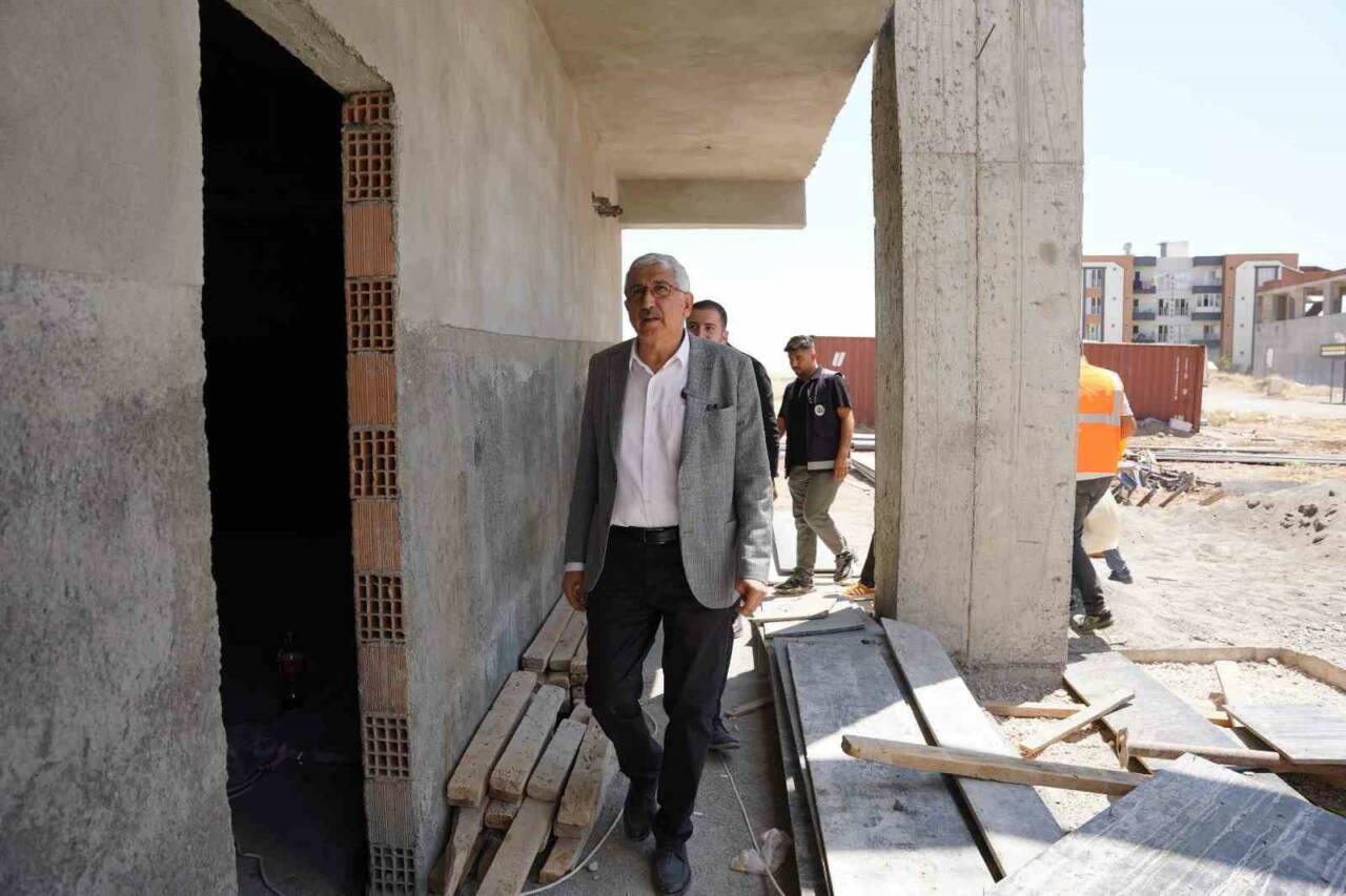 Kadın Yaşam ve Yüzme Merkezi inşaatında inceleme yapan Kahta Belediye