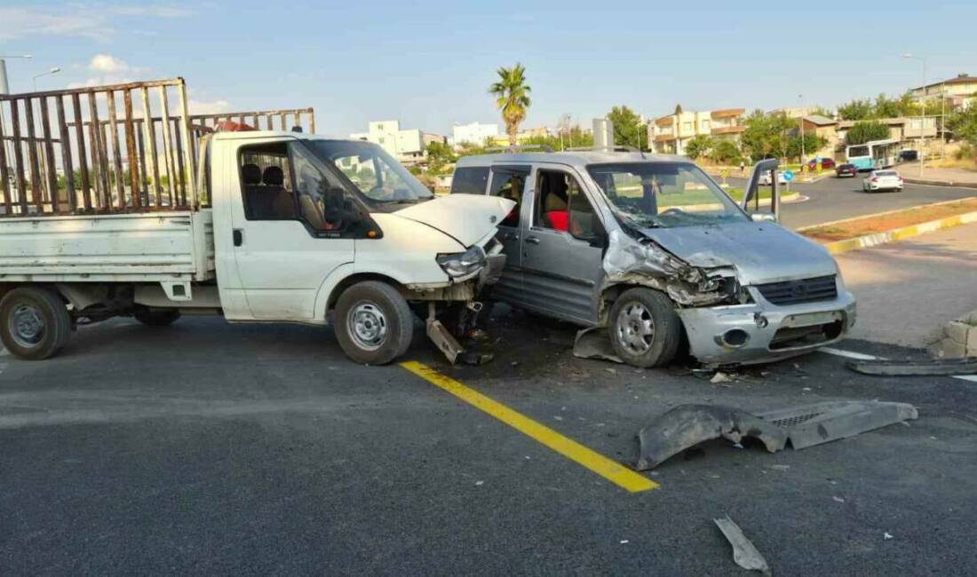 Adıyaman’da kamyonet ile hafif ticari aracın çarpışması sonucu meydana gelen