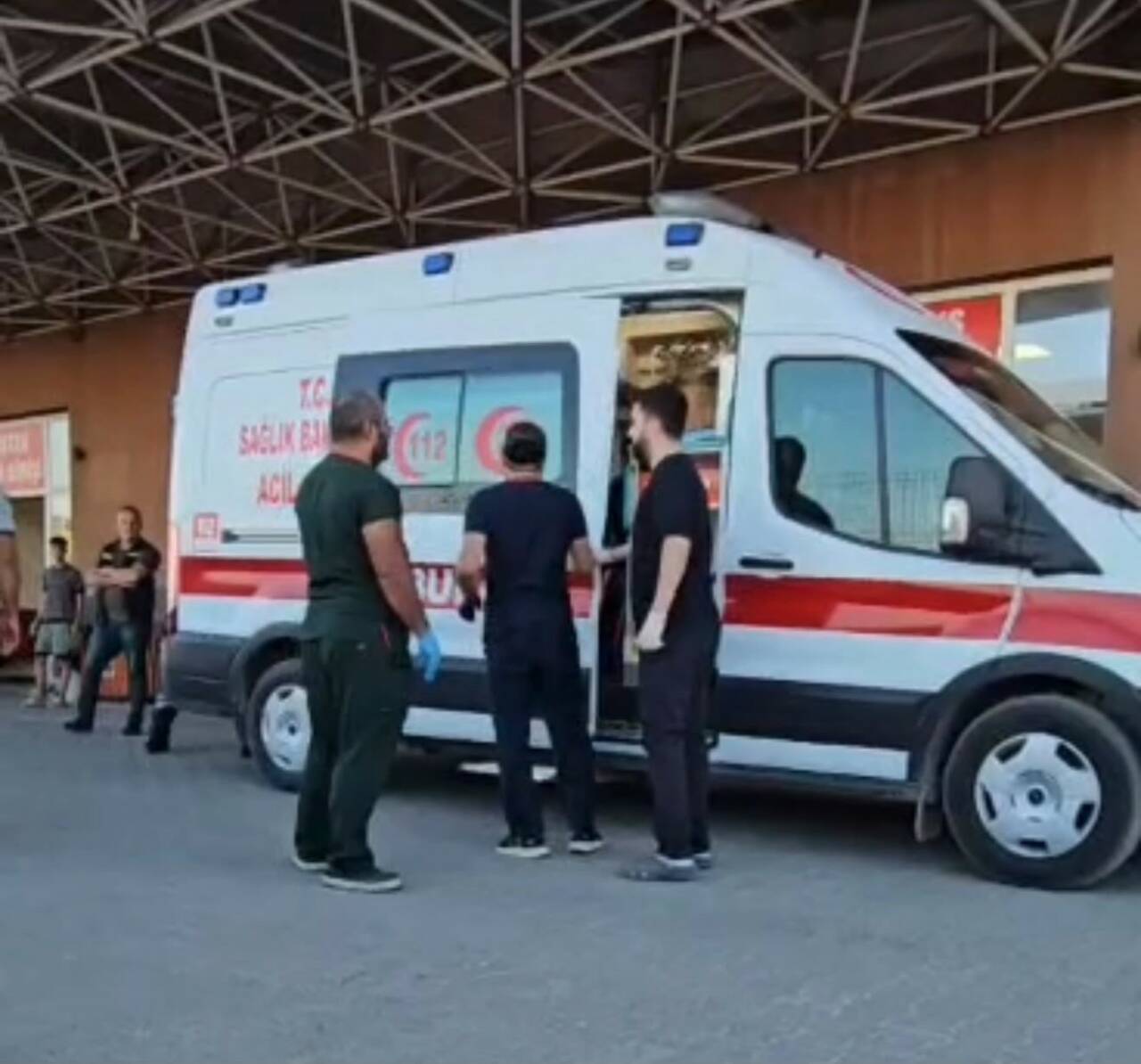 Diyarbakır’ın Ergani ilçesinde motosikletle kamyonetin çarpışması sonucu meydana gelen trafik