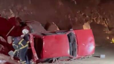 Gaziantep’in İslahiye ilçesinde, karşıdan gelen araca yol vermek için kenara
