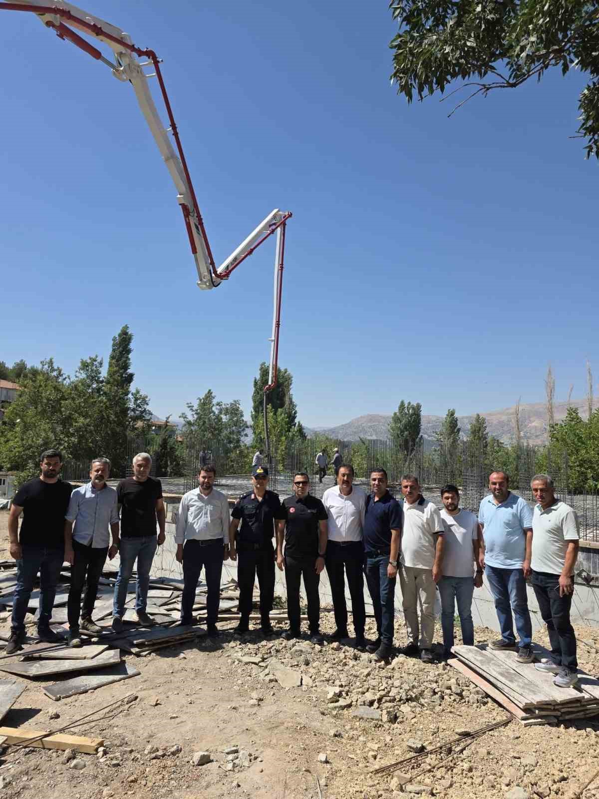 Adıyaman’ın Gölbaşı Kaymakamı Kadir Algın, Harmanlı Belde Belediye Hizmet Binası’nın