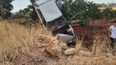 Şanlıurfa’da 2 kişinin yaralandığı trafik kazasında otomobil fıstık ağacında asılı