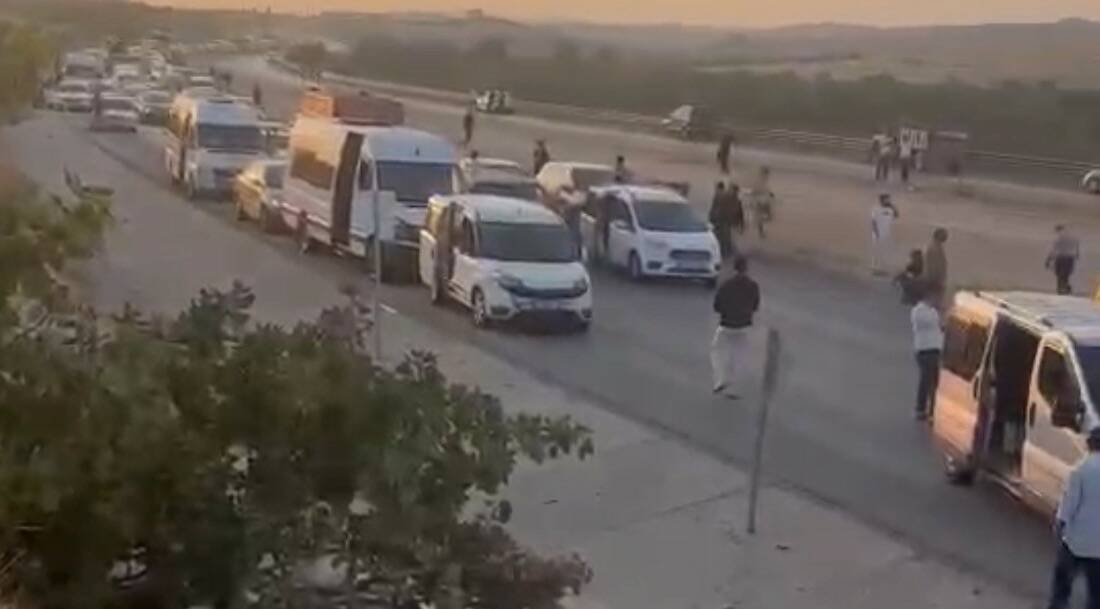 Gaziantep’te trafik kazasında 3 kişinin hayatını kaybettiği bölgede bir araya