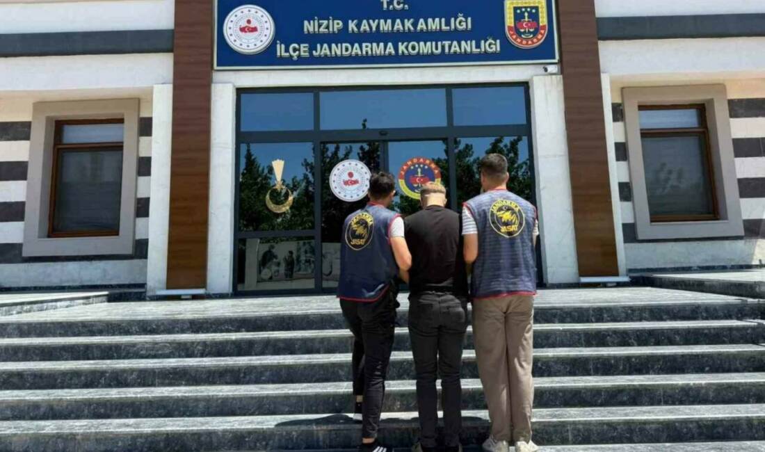 Kesinleşmiş 10 yıl cezayla aranan 2 şahıs yakalandı Gaziantep’te hırsızlık ve kasten öldürme suçlarından 10’ar yıl kesinleşmiş hapis