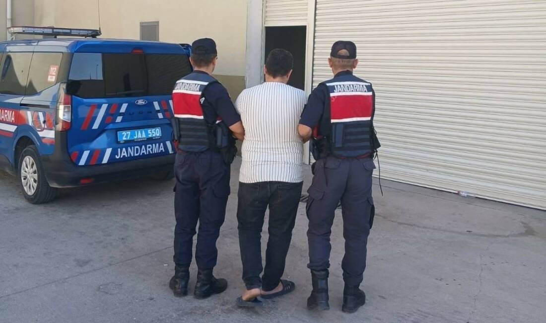Kesinleşmiş 10 yıl cezayla aranan 2 şüpheli yakalandı Gaziantep’te dolandırıcılık ve uyuşturucu suçlarından 10 yıl kesinleşmiş cezayla aranan